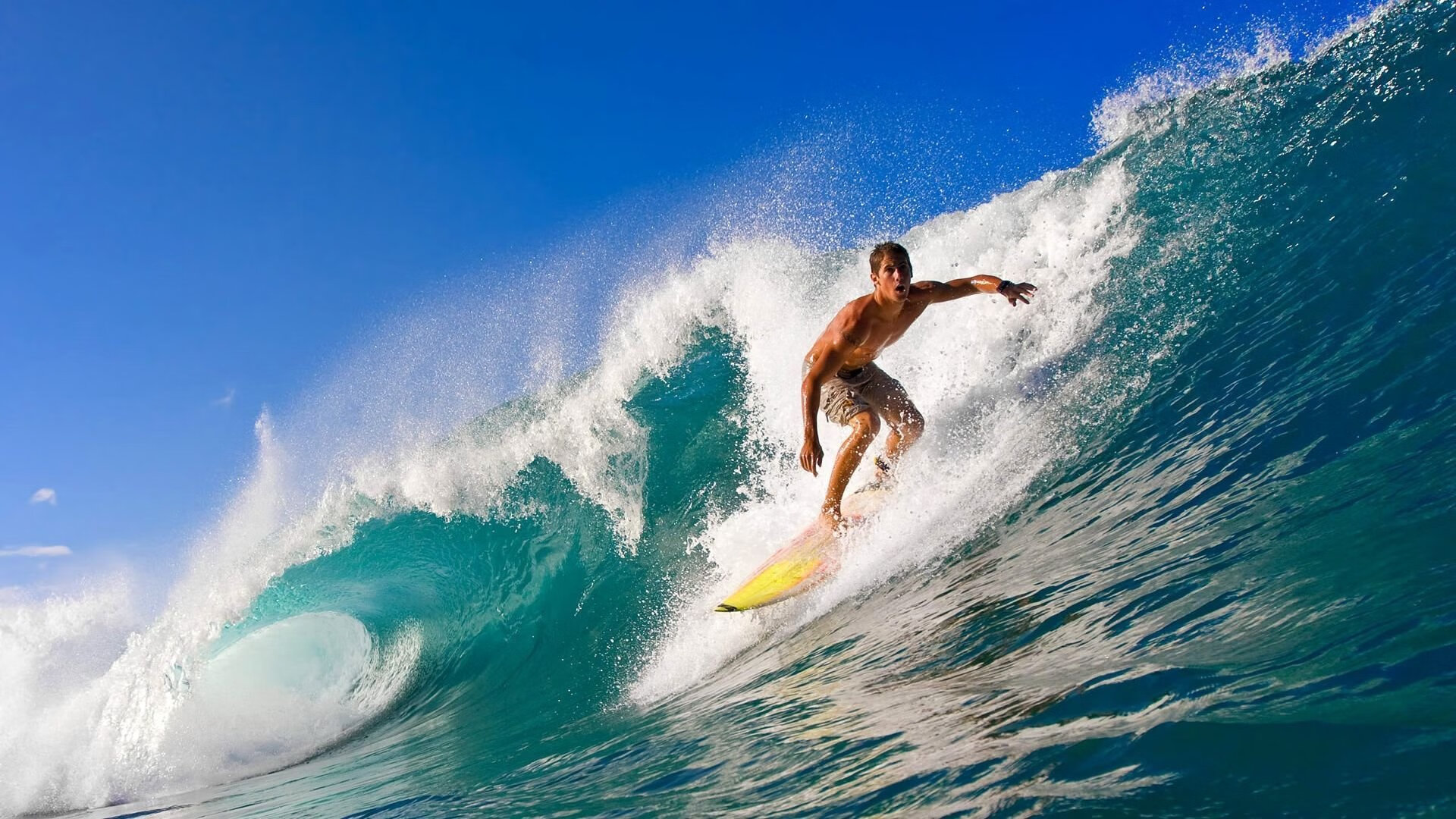 赛道与绿茵的交汇，F1揭幕战与摩洛哥硬仗佛罗伦萨的双重奏